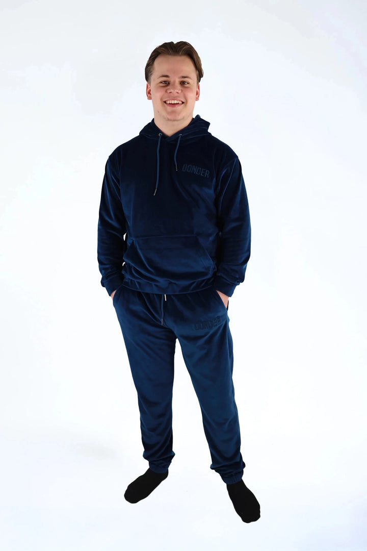 Velvet Jogger Midnight Navy — fluwelen twinning jogger — op model | Donder