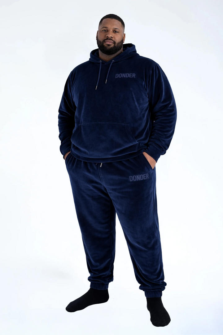Velvet Jogger Midnight Navy — fluwelen twinning jogger — sfeerbeeld | Donder