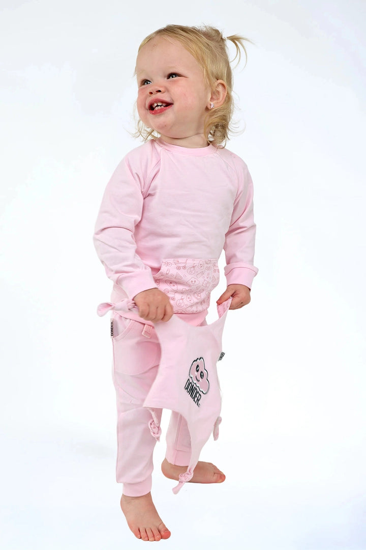 Trainingspakje licht roze — zacht katoenen kinder setje — close-up | Donder