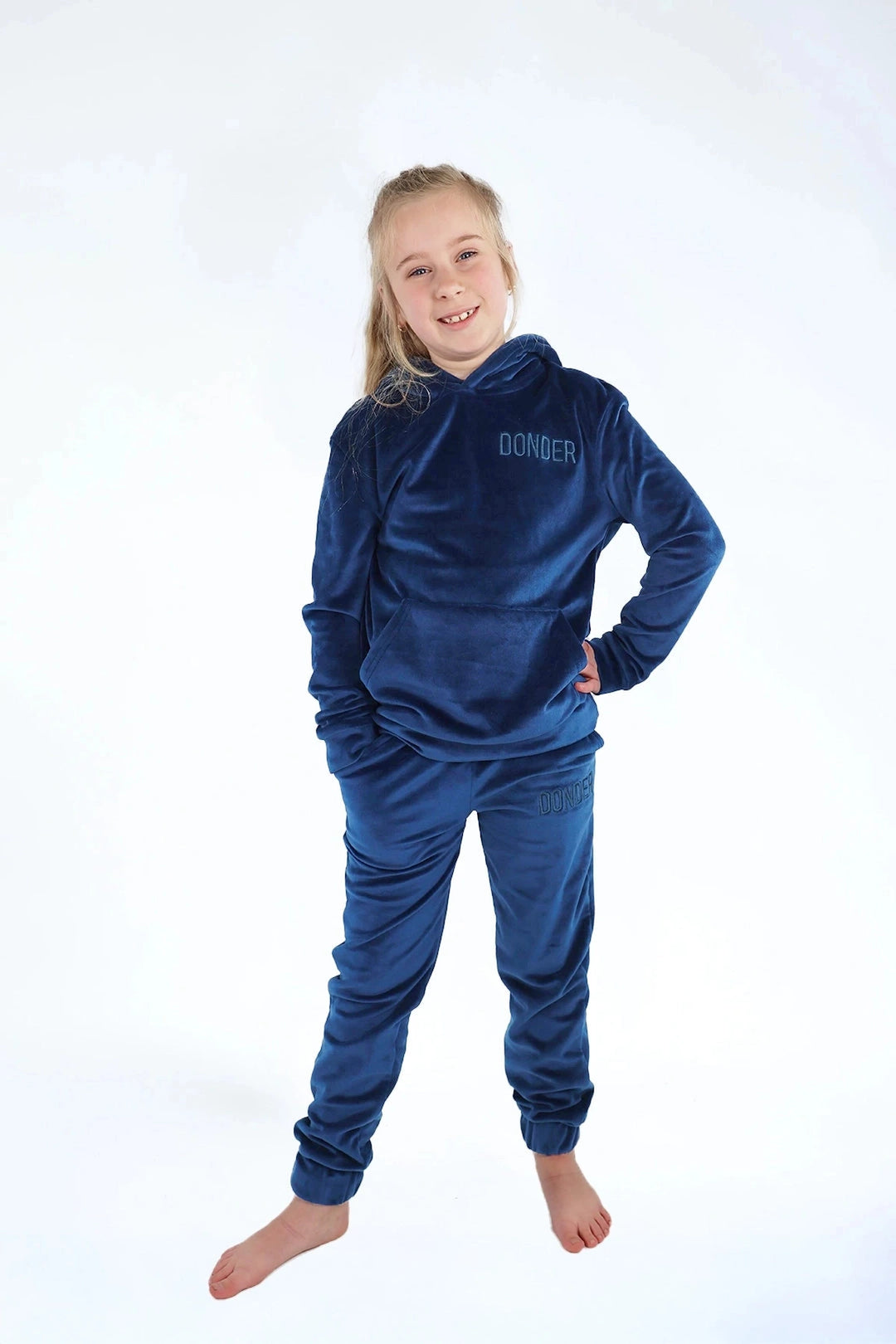 Velvet Suit Midnight Navy — luxe fluwelen kinderpak blauw — stofdetail | Donder
