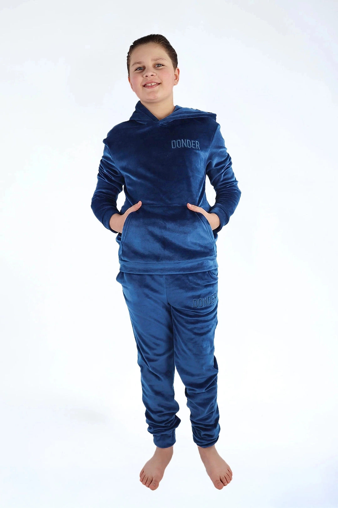 Velvet Suit Midnight Navy — luxe fluwelen kinderpak blauw — sfeerbeeld | Donder