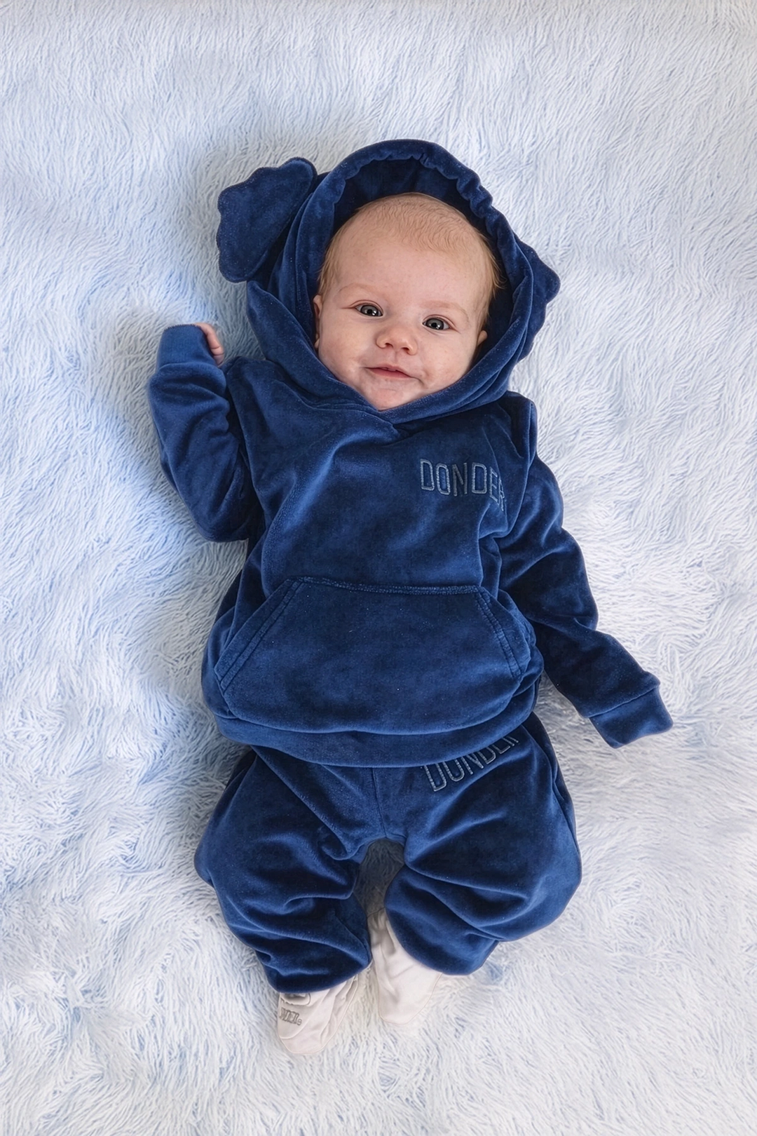 Velvet Suit Midnight Navy — luxe fluwelen kinderpak blauw — op model | Donder
