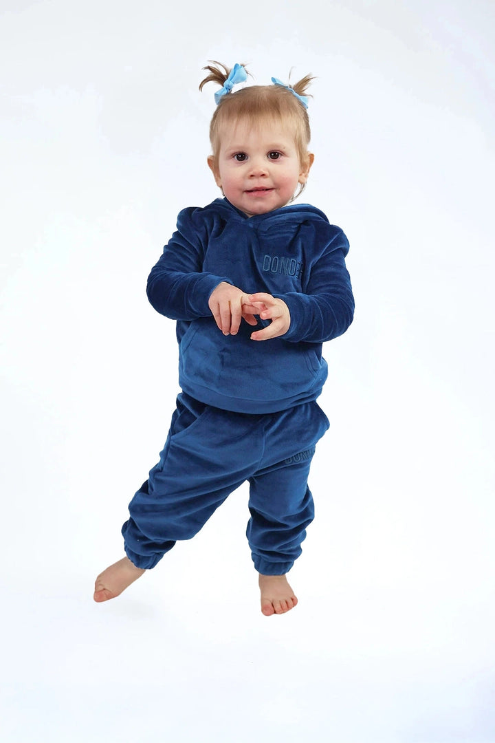 Velvet Suit Midnight Navy — luxe fluwelen kinderpak blauw — close-up | Donder