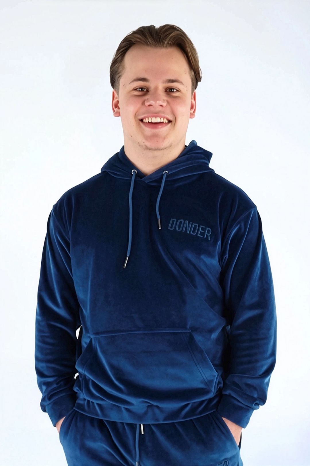 Velvet Trui Midnight Navy — fluwelen twinning trui navy — op model | Donder