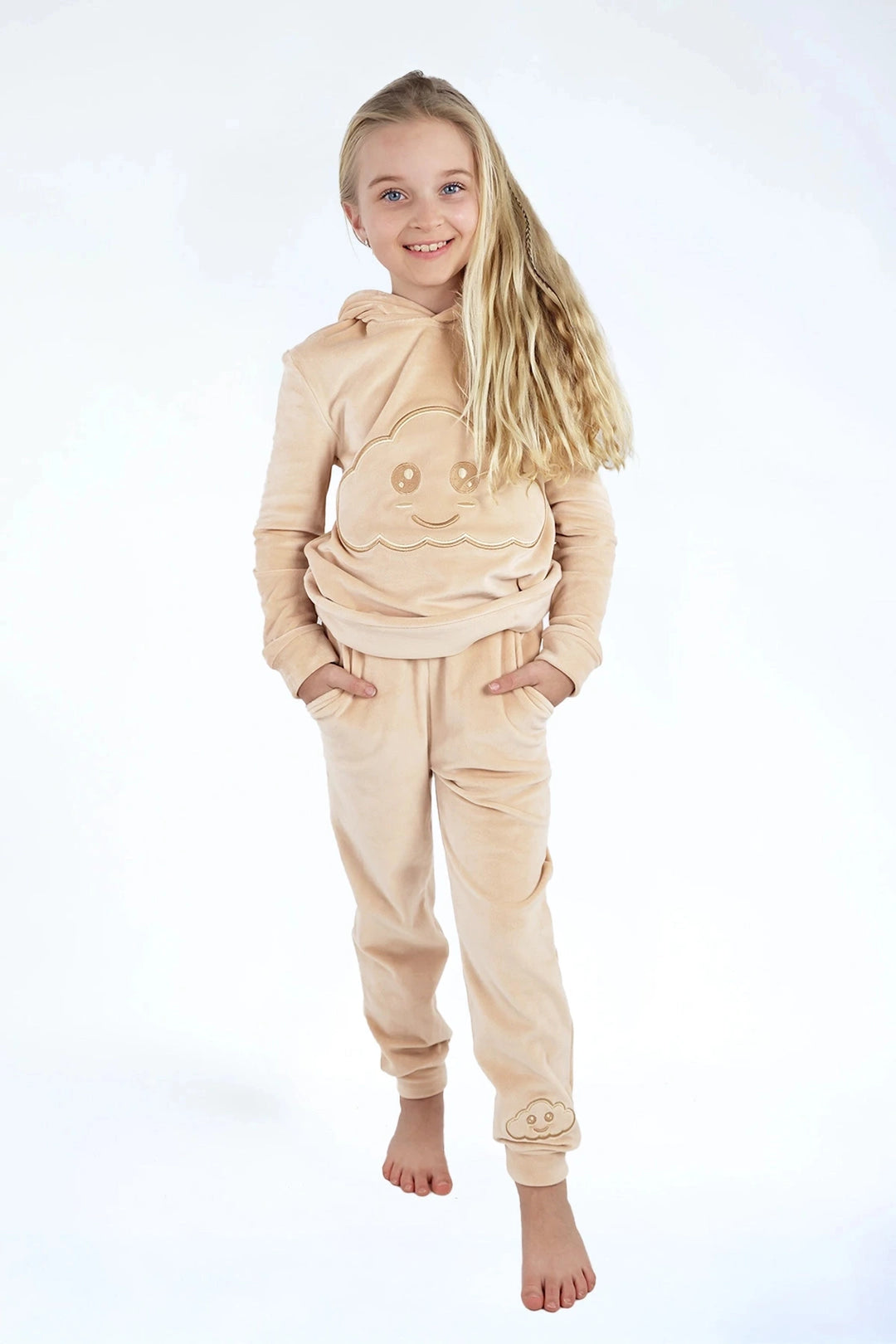 Velvet Suit Banana Freeze — luxe fluwelen kinderpak — op model | Donder