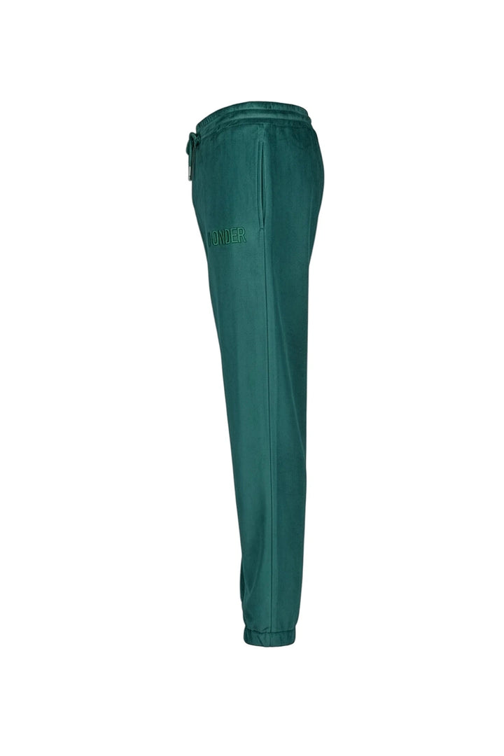 Velvet Jogger Forest Green — fluwelen twinning jogger — op model | Donder