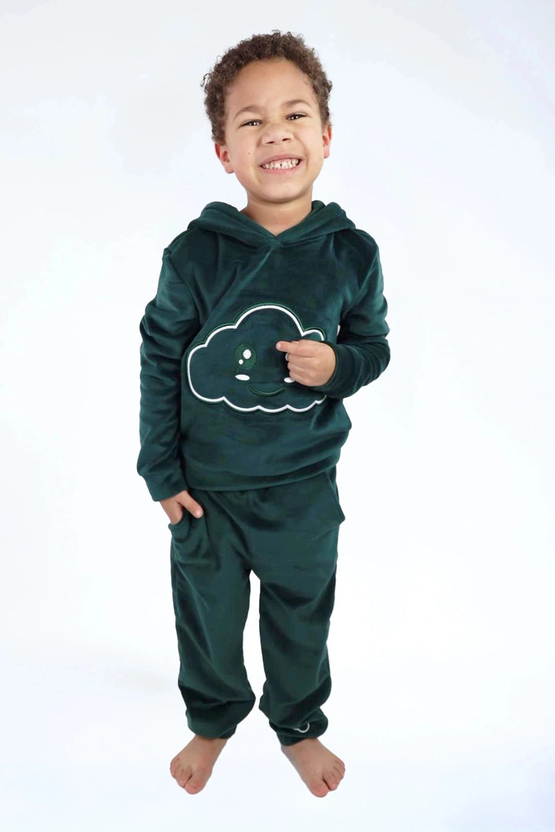 Velvet Suit Forest Green — luxe fluwelen kinderpak groen — op model | Donder