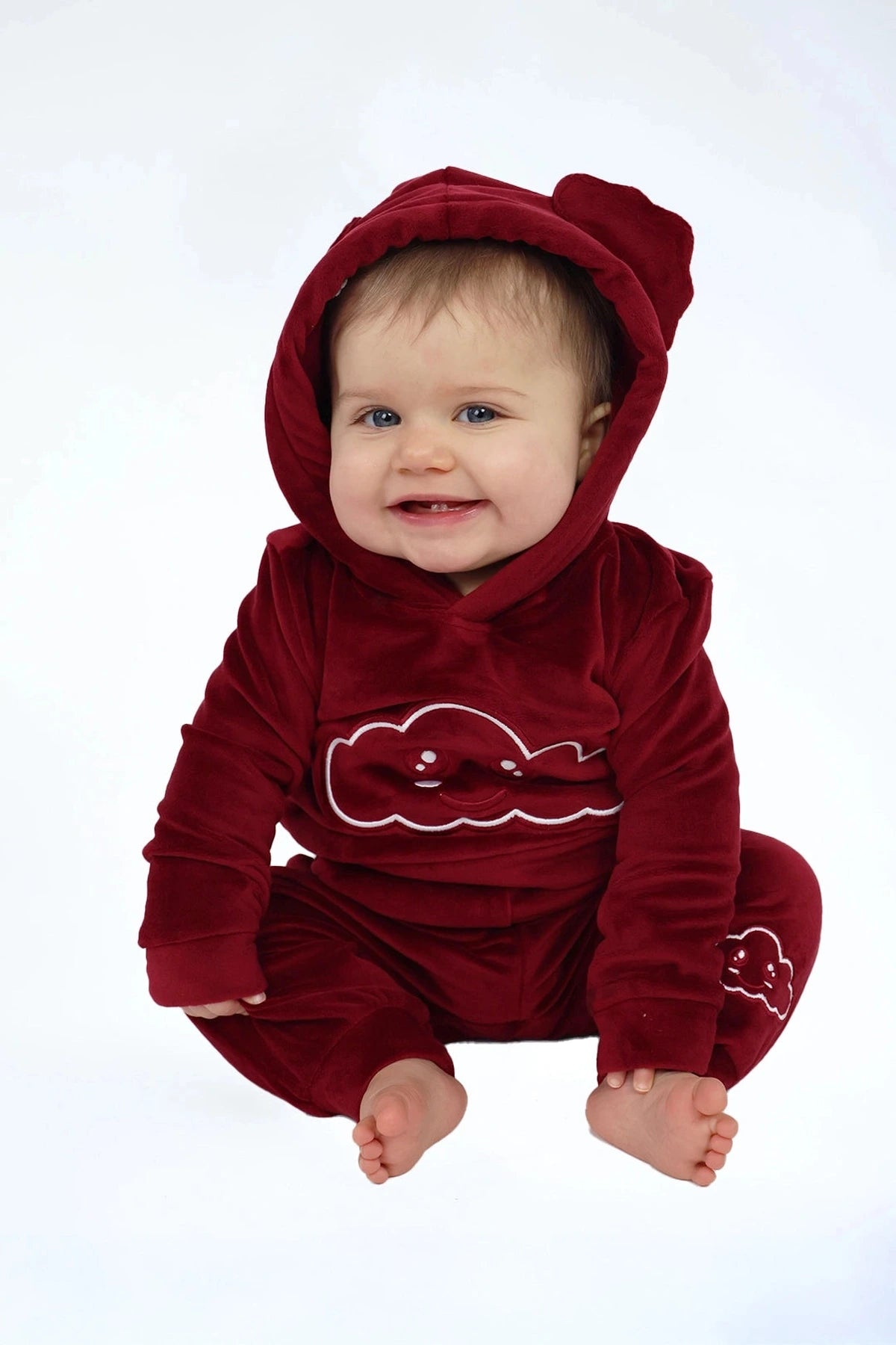 Velvet Suit Red Velvet — luxe fluwelen kinderpak rood — op model | Donder