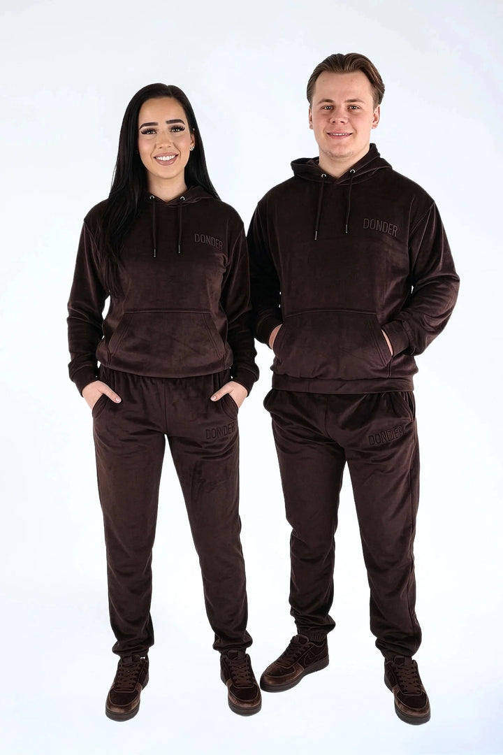 Velvet Jogger Teddy Brownie — fluwelen twinning jogger — op model | Donder