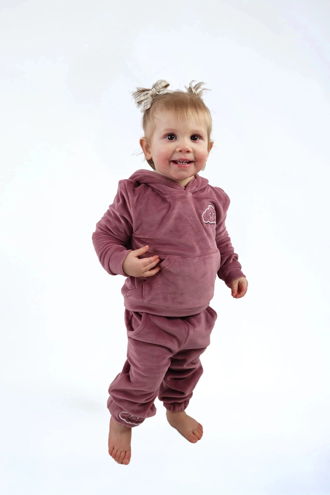 Velvet Suit Metallic Berry — luxe fluwelen kinderpak — close-up | Donder