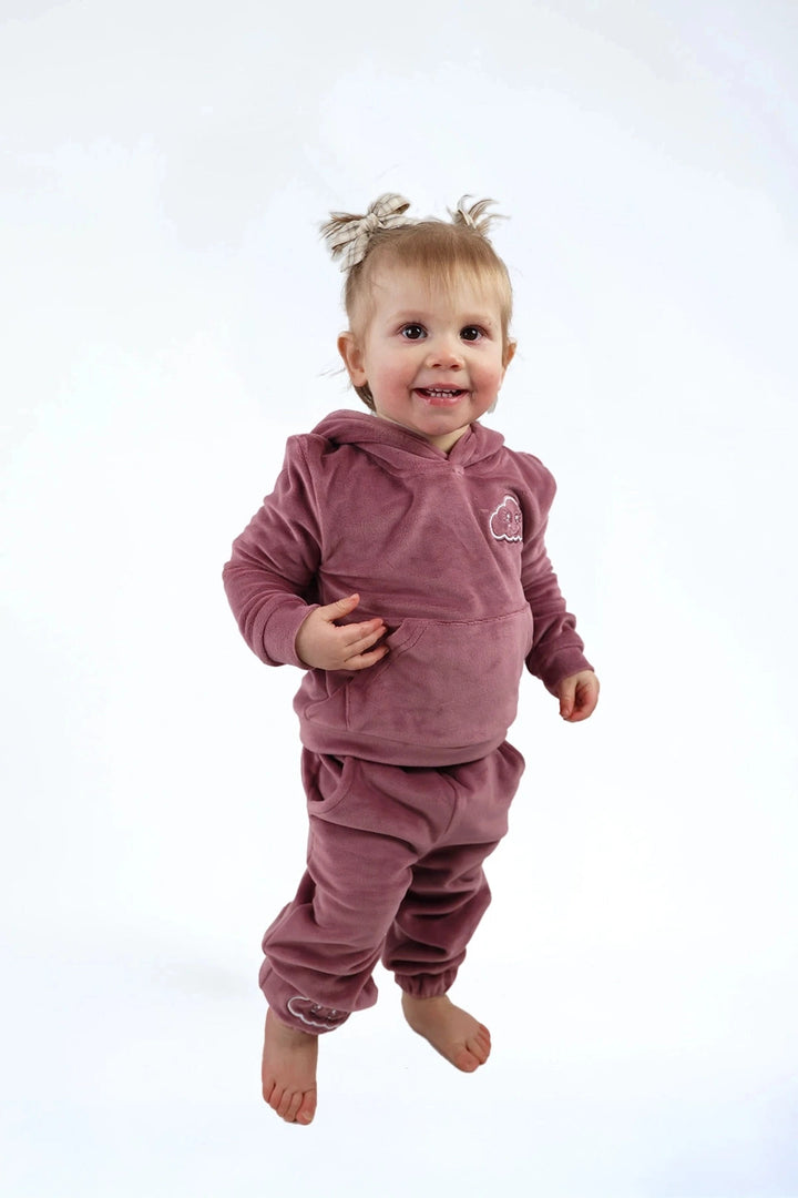 Velvet Suit Metallic Berry — luxe fluwelen kinderpak — close-up | Donder