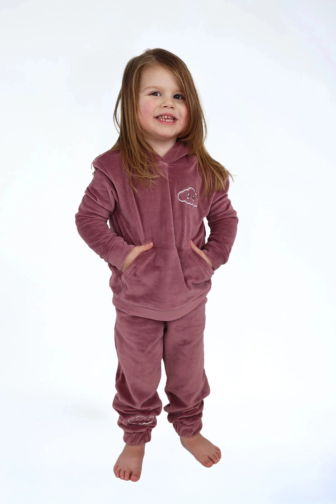 Velvet Suit Metallic Berry — luxe fluwelen kinderpak — op model | Donder