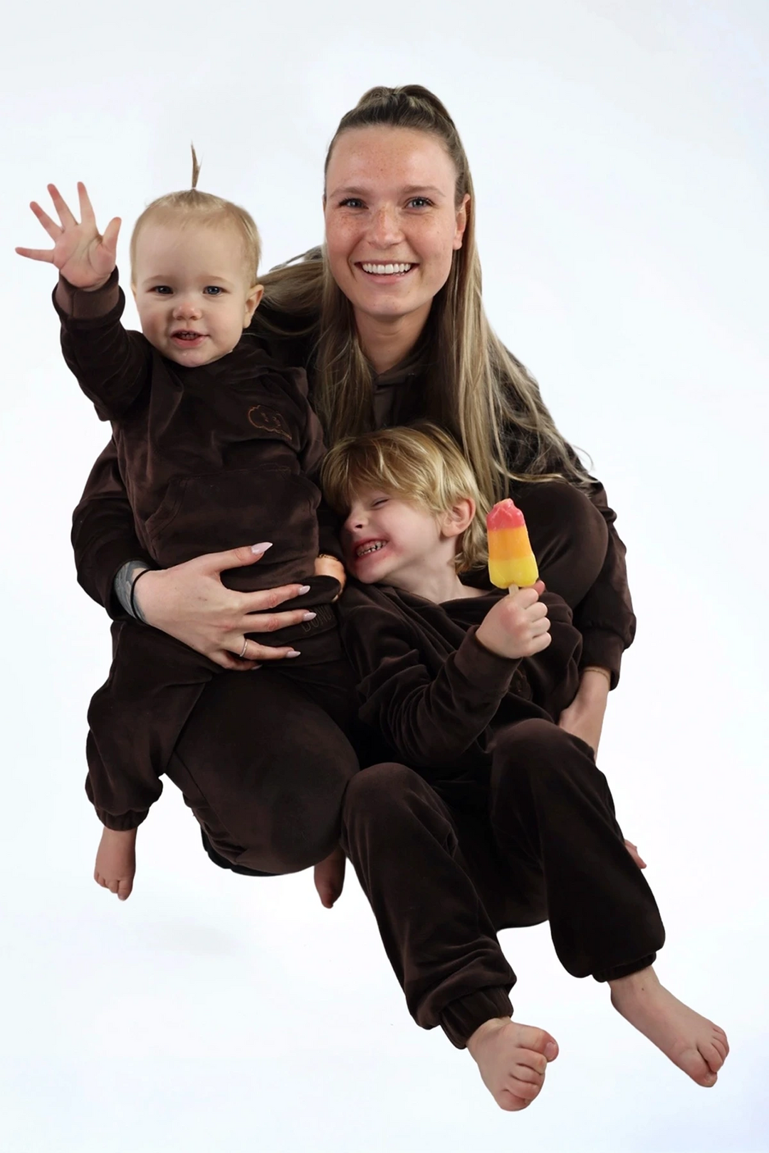Velvet Suit Teddy Brownie — luxe fluwelen kinderpak bruin — op model | Donder