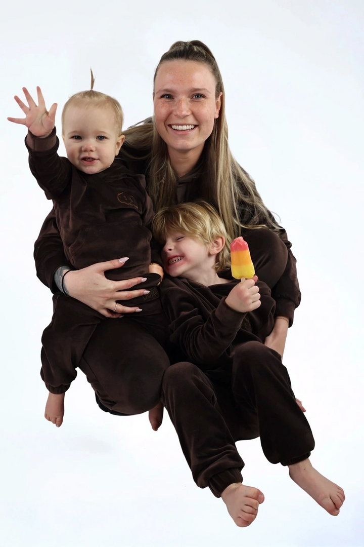 Velvet Suit Teddy Brownie — luxe fluwelen kinderpak bruin — op model | Donder
