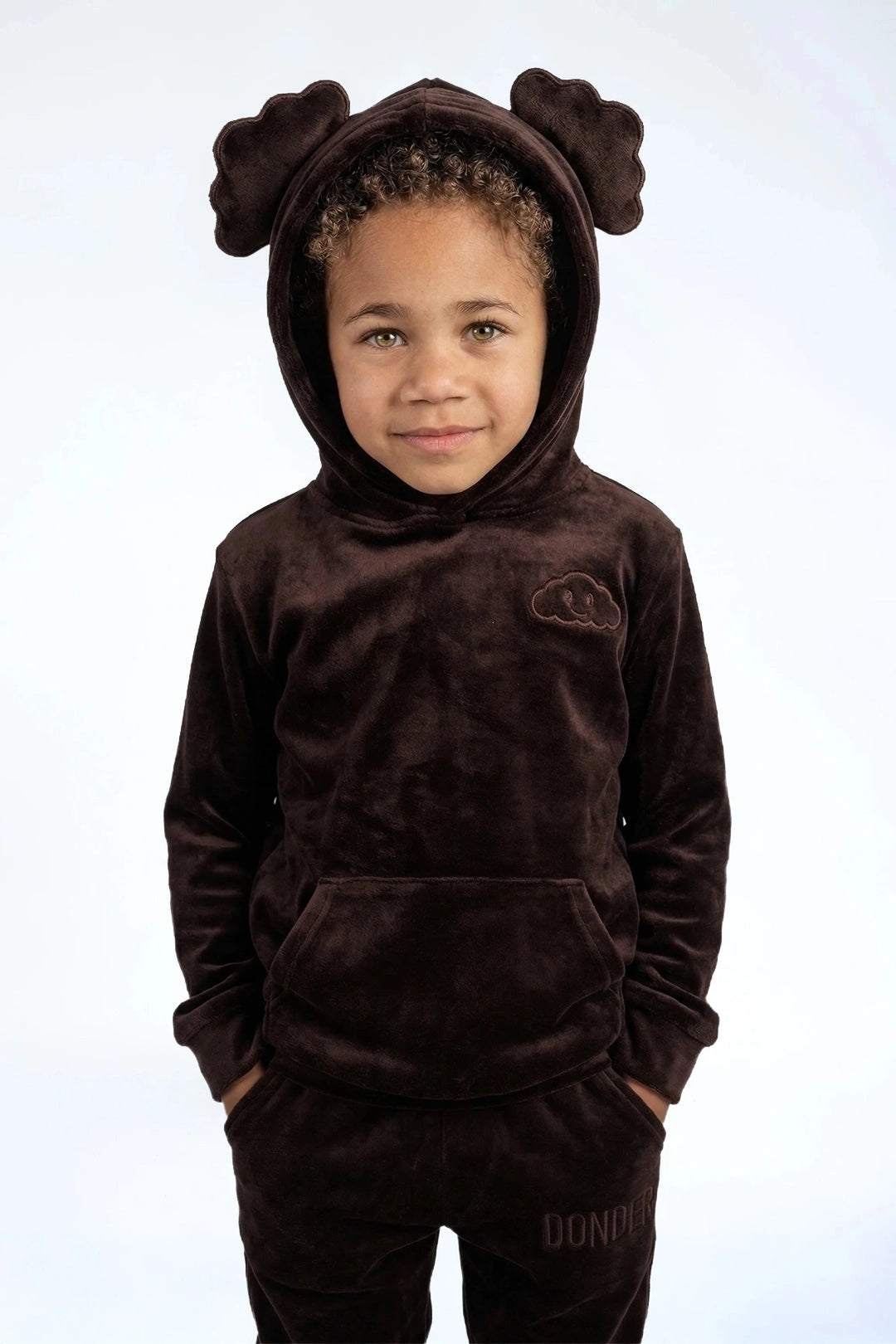 Velvet Suit Teddy Brownie — luxe fluwelen kinderpak bruin — close-up | Donder